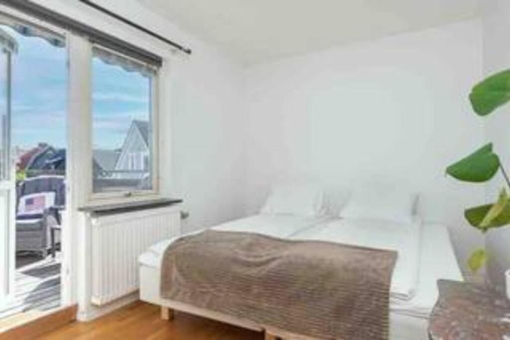 White & Bright Room In A Shared Apartment Gotemburgo Exterior foto